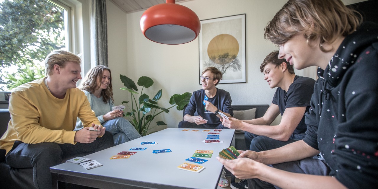 Elever spiller kort på Nørre Nissum kostskole