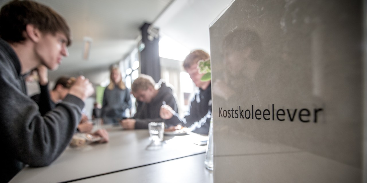 Elever spiser på Nørre Nissum kostskole
